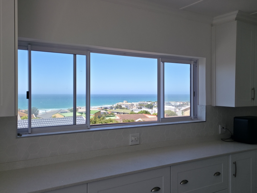 6 Bedroom Property for Sale in Wavecrest Eastern Cape